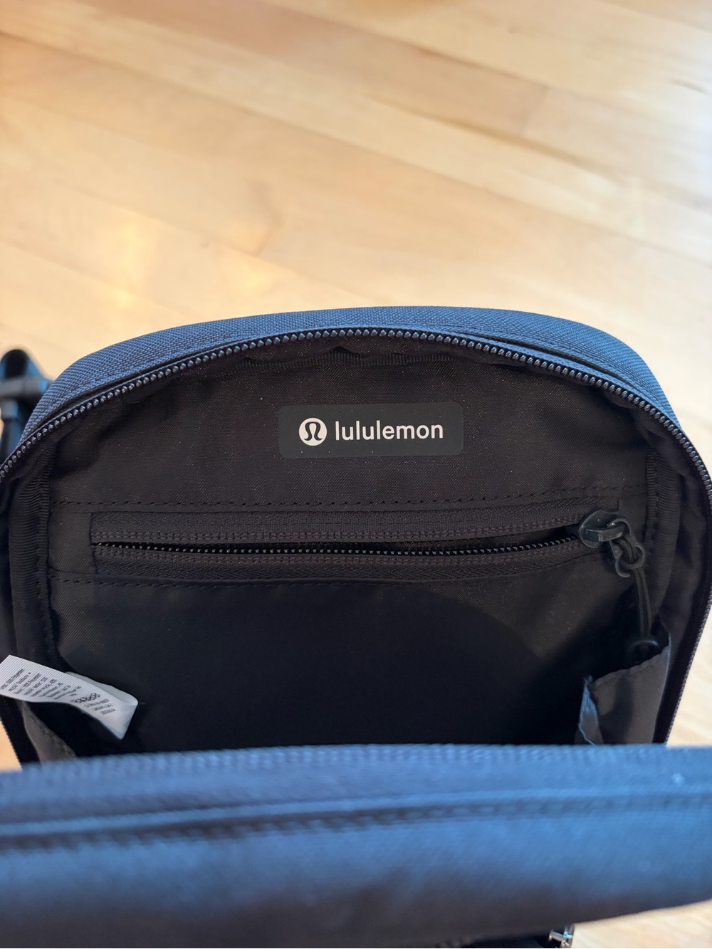 black Lululemon Commuter Sling Bag 3.5L - Picture 5 of 8
